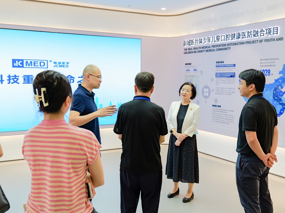 △邱书记一行参观精诚医学创新成果展厅