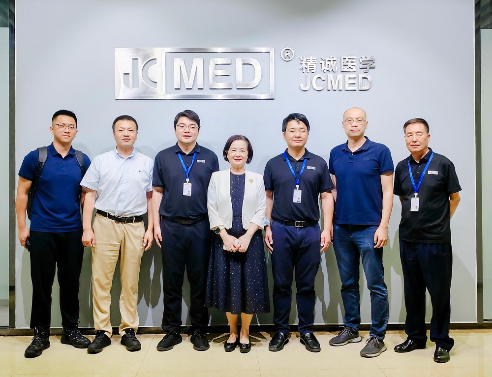 △图为深圳市医疗器械产业创新链党委第一书记邱宣(中)、深圳市医疗器械行业协会副秘书长马吉喆(左二)、深圳市药品检验研究院无源部专家王尔一(右二)、深圳市医疗器械产业联盟会员部部长蔡汇源(左一)、精诚医学董事长吴宇帆(右三)、总经理周彬(右一)、副总经理张明(左三)合影