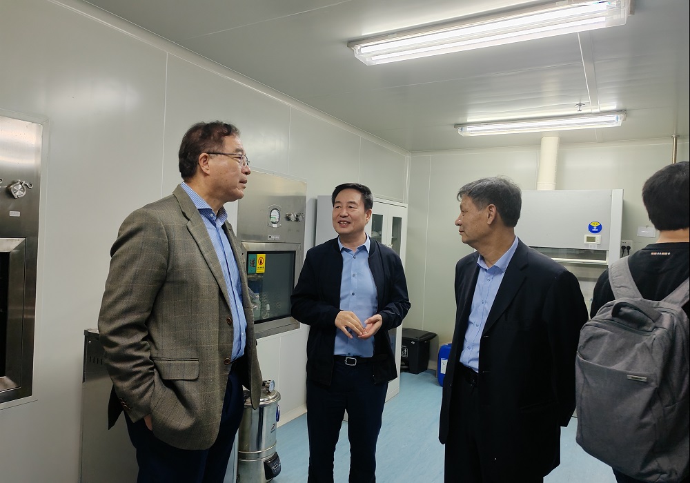 香港中文大学秦岭教授、唐山威豪刘锦铭董事长参观精诚医学医用生物活性材料联合实验室