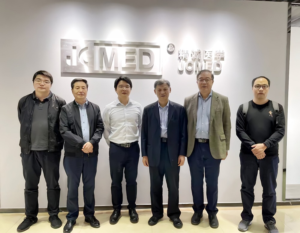 香港中文大学秦岭教授与唐山威豪公司刘锦铭董事长一行与精诚医学领导拍摄合照