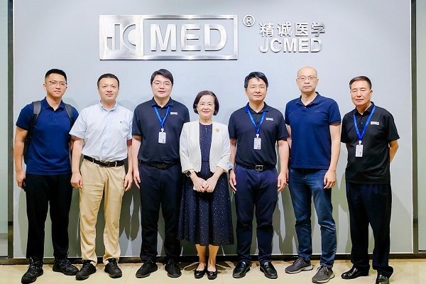 7月10日,深圳市医疗器械产业创新链党委第一书记、原市科创委党组书记邱宣一行莅临深圳中科精诚医学科技有限公司(以下简称“精诚医学”),就企业科技创新与产业化发展开展专题调研。
